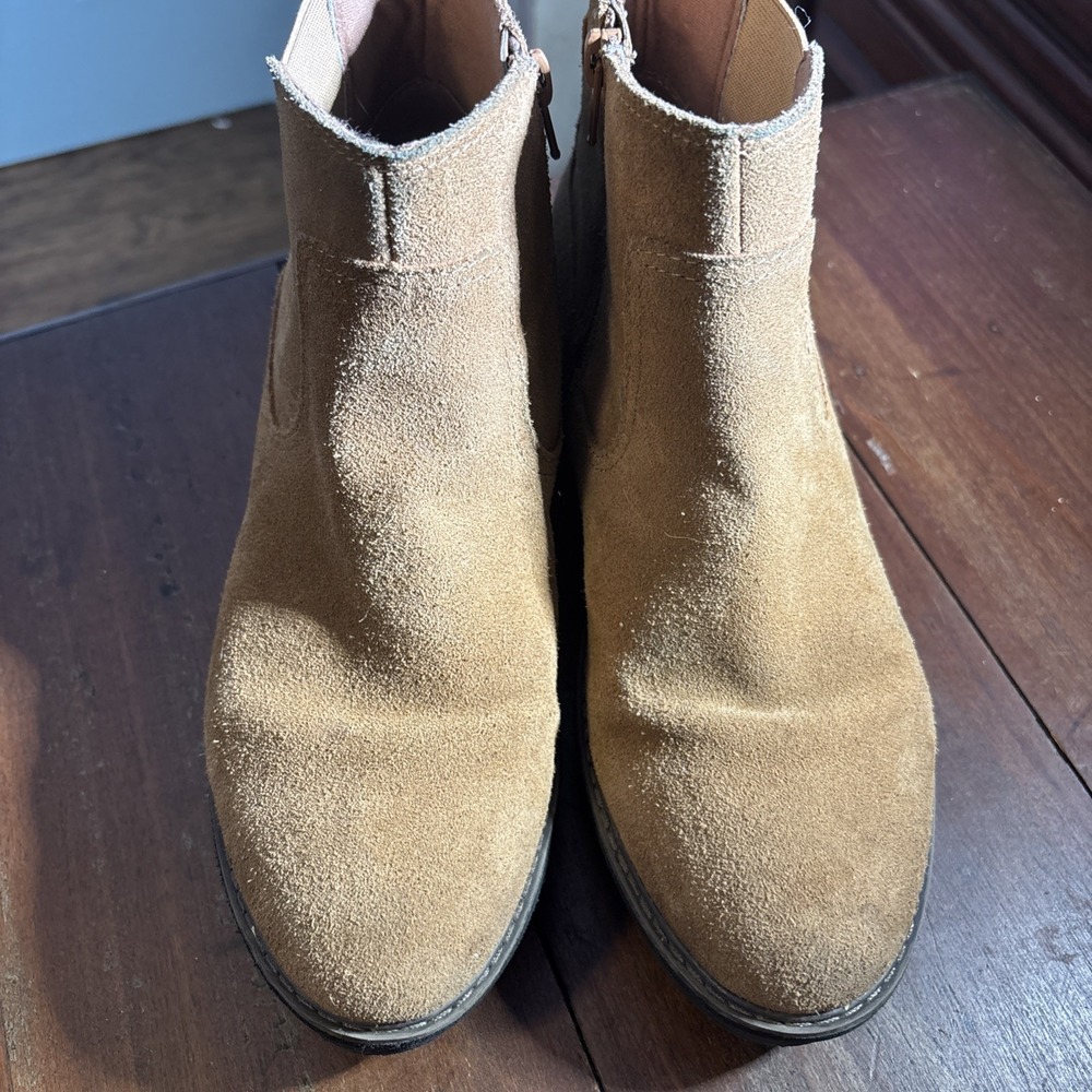 Clark's Suede Wedge Booties‎ With Zip Sz 8.5. Beige